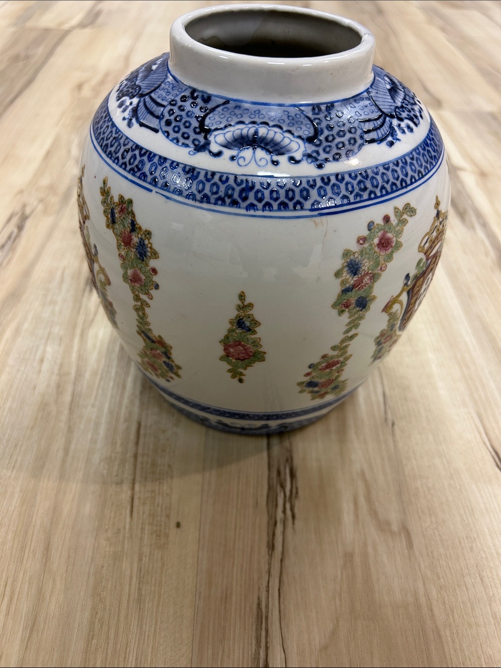 Decorative White porcelain Oriental Accent Chinoiserie armorial Ginger Jar vase image 2
